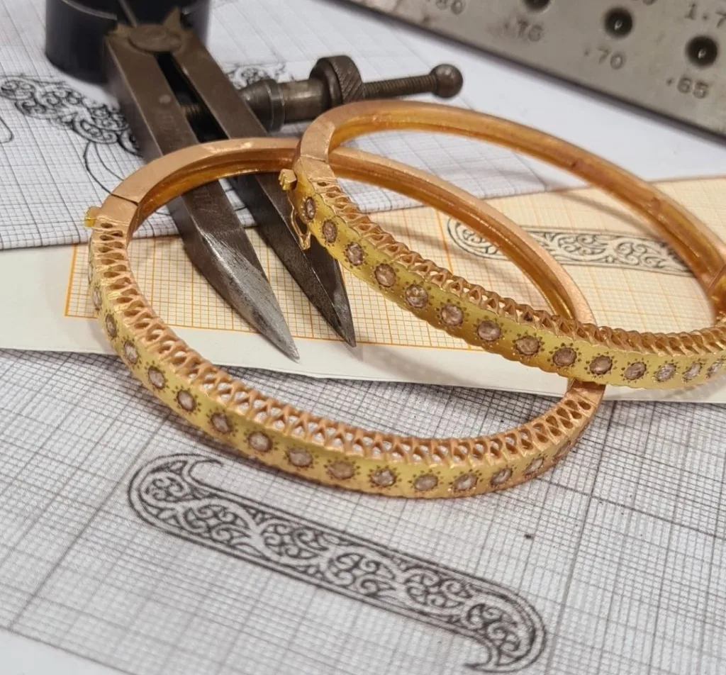 Bracelets joncs en or jaune 18K sertis de pierres en cours de fabrication artisanale, atelier bijouterie traditionnelle Maroc